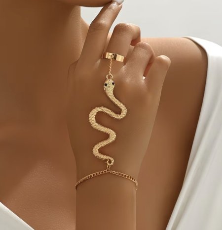 سوار ثعبان عتيق مع خاتم