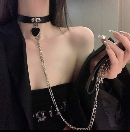 طوق عنق جلدي مع سلسلة قلب – إطلالة جريئة بتفاصيل أنيقة