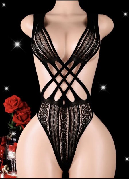 بدلة نسائية مثيره برباط وفتحة شبكية