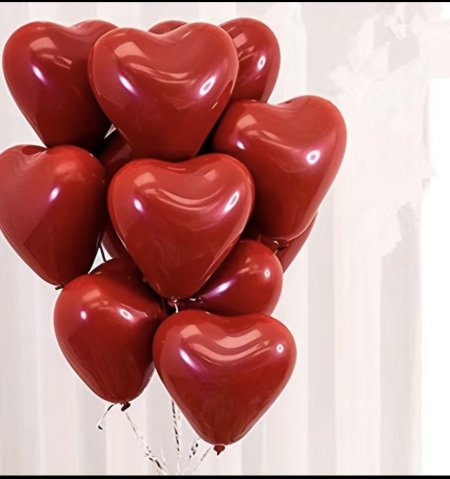 بالونات على شكل قلب احمر